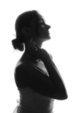 Beyaz arka planda şık mücevherleri olan gelin silueti.