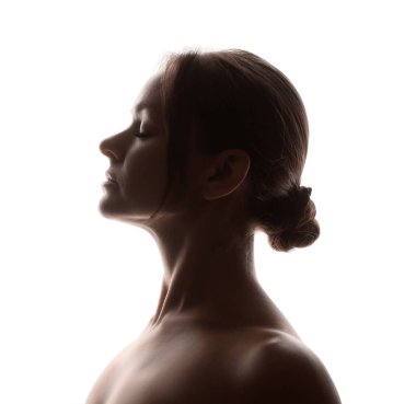 Beyaz arka planda güzel bir kadının silueti, yakın plan.