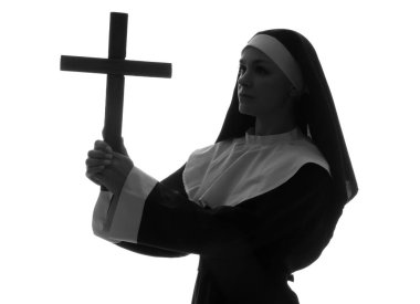 Beyaz arka planda haç çizen rahibe silueti