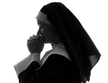 Beyaz arka planda dua eden rahibenin silueti