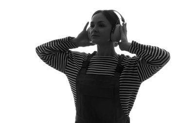 Beyaz arka planda işitme korumalı kadın işçinin silueti