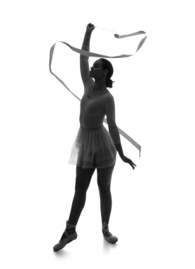 Beyaz arka planda kurdeleli kadın jimnastikçi silueti