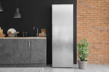 Modern buzdolabı ve tezgahlı mutfağın içi.