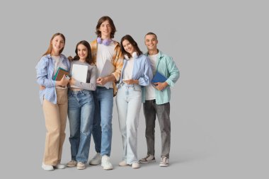 Işık arkaplanda bir grup öğrenci