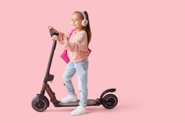 Sırt çantalı, pembe arka planda elektrikli scooter kullanan kulaklıklı şirin bir kız.