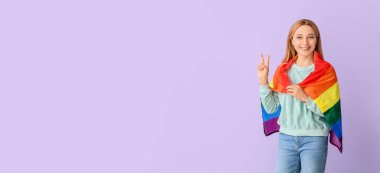 Renk arkaplanında LGBT bayrağı olan kadın