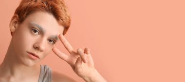 Renkli arka planda ikili olmayan ergen ve mesaj için yeri var. LGBT kavramı