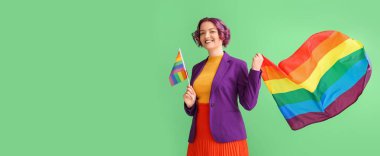 Yeşil arkaplanda LGBT bayrakları ve metin için alanı olan genç bir kadın