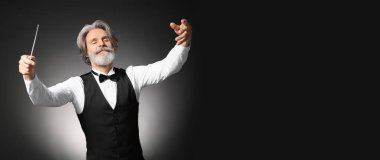 Koyu arkaplan üzerinde kıdemli erkek iletken metin için boşluk ile