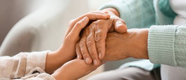 Evde el ele tutuşan, kızı olan son sınıf öğrencisi bir kadın.