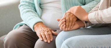 Evde el ele tutuşan, kızı olan son sınıf öğrencisi bir kadın.