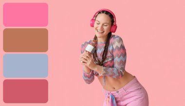 Kulaklıklı, Afrika örgülü ve mikrofonlu pembe arka planda şarkı söyleyen genç bir kadın. Farklı renk desenleri