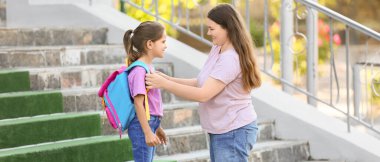 Anne, küçük kızına veda ediyor.