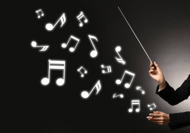 Karanlık arka planda genç bir kadın şef.