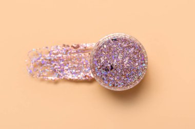 Bej arka planda bir kavanoz parıltı