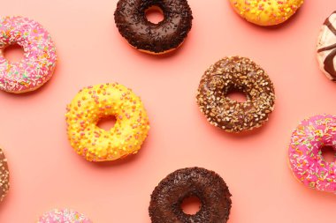 Pembe bir arka plan üzerinde tatlı çörek