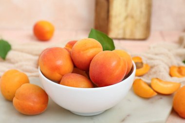 Bir kase taze kayısı ve yakın plan.