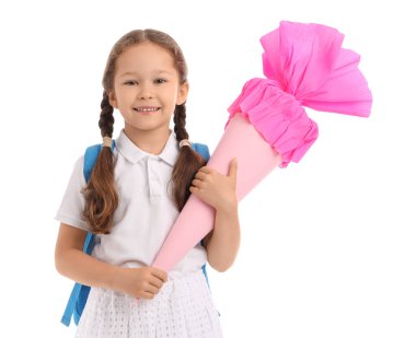 Sırt çantası ve pembe okul konisi olan küçük kız beyaz arka planda izole edilmiş.