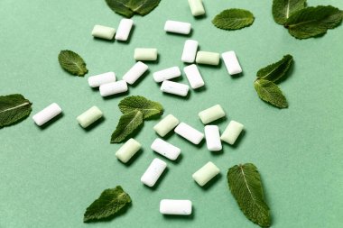 Yeşil arka planda naneli taze sakız.