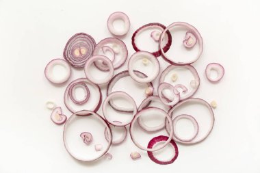 Beyaz arka planda taze kırmızı soğan dilimleri