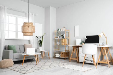 Rahat işyeri olan şık bir aydınlatma odası.