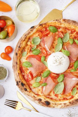 Hafif arka planda Burrata peynirli lezzetli pizza.