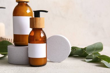 Beyaz arka planda şampuan şişeleri