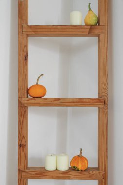 Balkabaklı merdiven ve ışık duvarının yanında mumlar