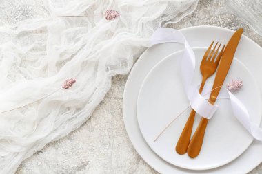 Gri arkaplanda şık tablo ayarı