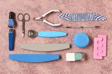 Pedikür için profesyonel araçlar ve grunge pembe arka planda tırnak cilası