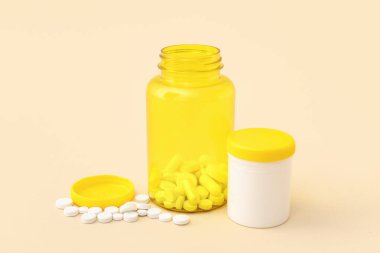 Bej arka planda haplı şişeler