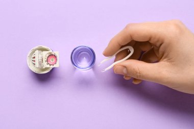 Lens ve cımbız için temizlik çantası olan kadın eli