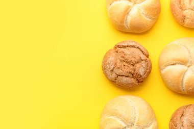 Sarı arka planda farklı lezzetli çörekler.