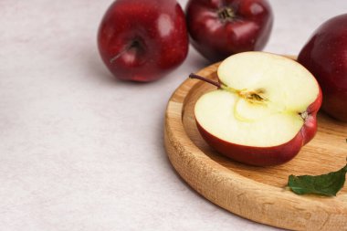 Beyaz arka planda taze kırmızı elmalı ahşap tabak.