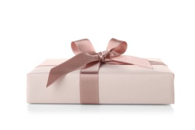 Beyaz arka planda pembe fiyonklu hediye kutusu. Uluslararası Kadınlar Günü