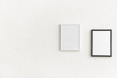 Fotoğraf çerçeveleri ışık duvarında asılı