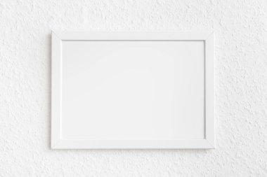 Işık duvarındaki boş fotoğraf çerçevesi