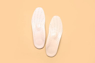 Bej arkaplanda deri ortopedik tabanlar