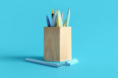 Mavi arka planda kalemleri olan ahşap tutucu