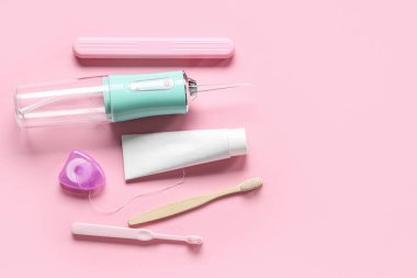 Pembe arka planda ağız sulandırıcı ile ağız temizliğine ayarlı.