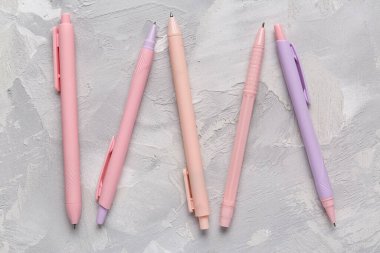 Gri grunge arka planında renkli kalemler