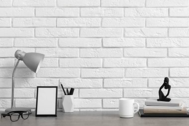 Beyaz tuğla duvarın yanındaki modern işyeri