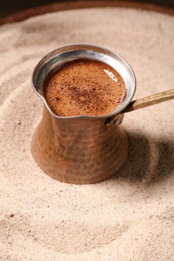 Kum arka planda Türk kahvesi ile Cezv