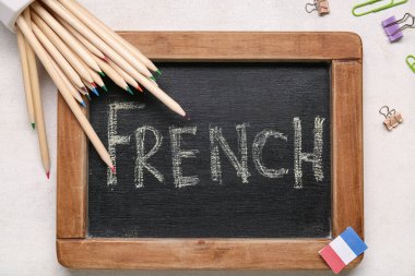 Kelime FRENCH ve ışık arkaplanda kırtasiye, yakın çekim
