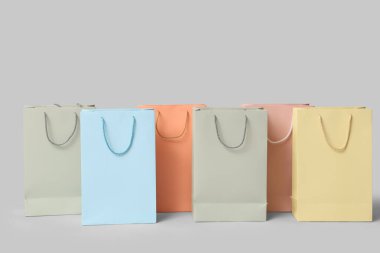 Gri arka planda farklı alışveriş çantaları