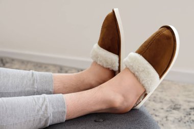 Evdeki adam puf üzerinde dinleniyor. Yakın çekim.