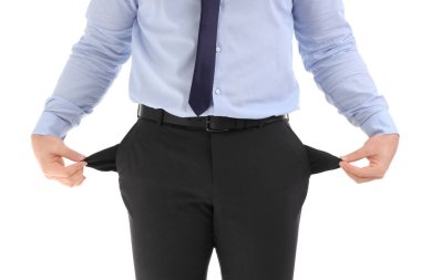 Beyaz arka planda boş cepleri olan genç iş adamı, yakın plan. İflas kavramı