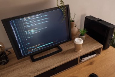 Bilgisayarlı ve kahveli bir programcının modern işyeri