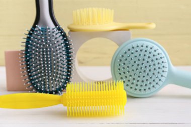 Beyaz ahşap arka planda saç fırçaları