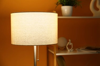 Odada parlayan lamba, yakın plan